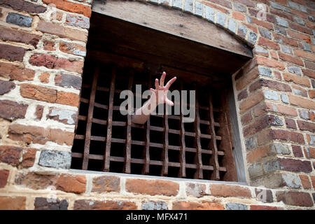 Les mains de captifs sur des barres de fer dans la région de Colonial Williamsburg prison restauré Banque D'Images