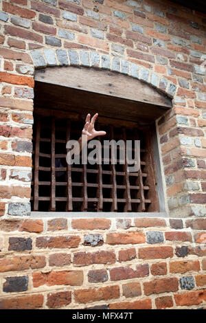 Les mains de captifs sur des barres de fer dans la région de Colonial Williamsburg prison restauré Banque D'Images