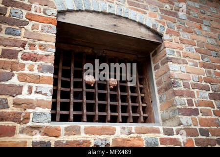 Les mains de captifs sur des barres de fer dans la région de Colonial Williamsburg prison restauré Banque D'Images