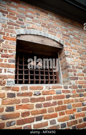 Les mains de captifs sur des barres de fer dans la région de Colonial Williamsburg prison restauré Banque D'Images