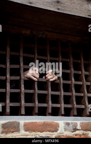 Les mains de captifs sur des barres de fer dans la région de Colonial Williamsburg prison restauré Banque D'Images