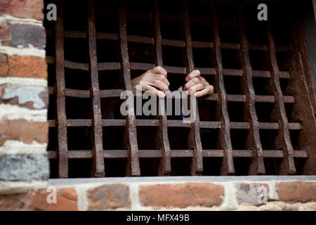 Les mains de captifs sur des barres de fer dans la région de Colonial Williamsburg prison restauré Banque D'Images