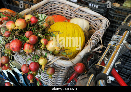 Les citrouilles et de grenadiers. Campo de' Fiori marché alimentaire. Rome, Italie Banque D'Images