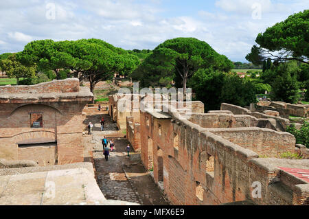 Vue depuis la terrasse de la chambre de Diana à un vieux quartier résidentiel d'Ostia Antica. À l'embouchure du Tibre, le Rome Ostia a été seaport Banque D'Images