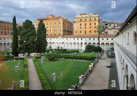 Cloître de Michel-Ange, où l'on peut voir plus de 400 œuvres. Thermes de Dioclétien (Terme di Diocleziano). Rome, Italie Banque D'Images