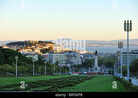 Le château São Jorge sur le sommet de la colline. Parque Eduardo VII, Lisbonne. Portugal Banque D'Images