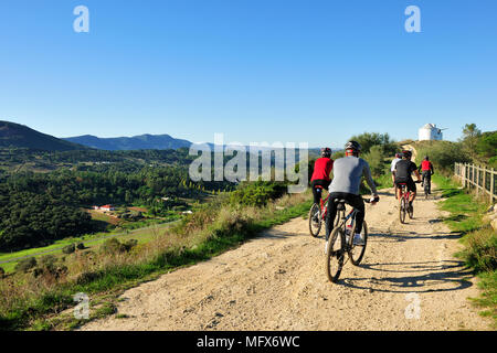 Les motards au Louro de montagnes. Parc Naturel d'Arrábida. Portugal Banque D'Images