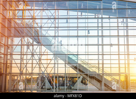 Façade avec escalier roulant à l'aéroport. Banque D'Images