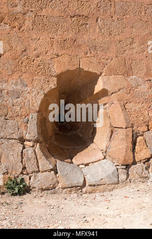 Meurtrière dans mur de évasés pour château canon défensif. Château de Castillo de La Calahorra. Province de Grenade, Andalousie, Espagne du Sud Banque D'Images