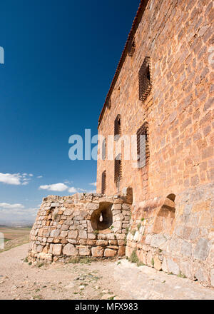 Meurtrière dans mur de évasés pour château canon défensif. Château de Castillo de La Calahorra. Province de Grenade, Andalousie, Espagne du Sud Banque D'Images