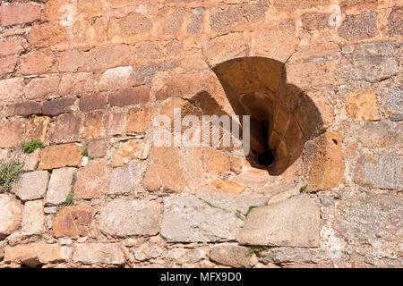 Meurtrière dans mur de évasés pour château canon défensif. Château de Castillo de La Calahorra. Province de Grenade, Andalousie, Espagne du Sud Banque D'Images