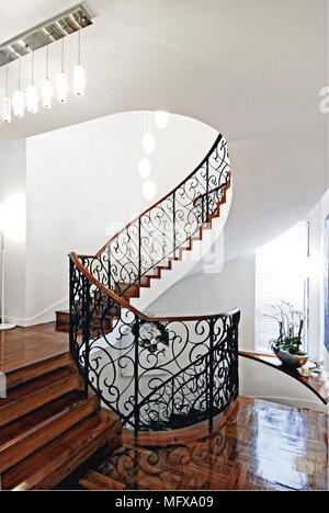 Grand escalier avec balustrade en fer forgé et de parquet poli Banque D'Images