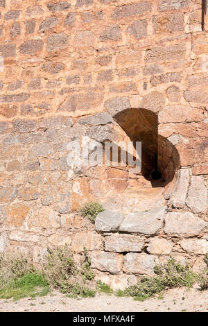 Meurtrière dans mur de évasés pour château canon défensif. Château de Castillo de La Calahorra. Province de Grenade, Andalousie, Espagne du Sud Banque D'Images