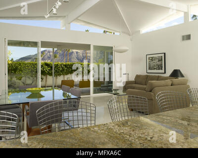 Harry Bertoia wire tabourets de bar au bar de petit-déjeuner moderne de chambre à plan ouvert avec salon et coin repas Banque D'Images