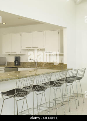 Harry Bertoia wire tabourets de bar au bar de petit-déjeuner dans la cuisine moderne blanc Banque D'Images