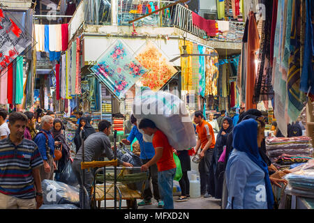 Téhéran, Iran - le 22 mai 2017 : les gens à Téhéran le Grand bazar de Téhéran, Iran. Le Grand Bazar est le marché principal de Téhéran Banque D'Images