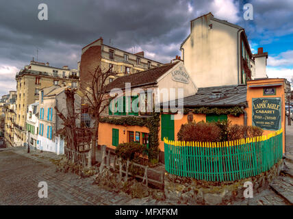 Au Lapin Agile, le Lapin Agile, un célèbre cabaret de Montmartre / discothèque , à l'intérieur d'une petite maison de village à 22 rue des Saules, Montmartre, Paris Banque D'Images