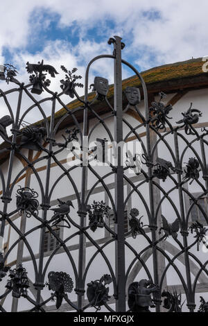 Un gros plan de l'image ou en fonte forgé gate à l'entrée de la réplique Shakespeares Globe Theatre sur la rive sud de la Tamise. Banque D'Images