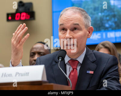 Scott Pruitt, Administrateur, United States Environmental Protection Agency (EPA) témoigne devant le comité de la Chambre sur l'énergie et le commerce sur l'exercice 2019 Budget de l'Agence de protection de l'environnement sur la colline du Capitole à Washington, DC le jeudi 26 avril 2018. Pruitt a été interrogé en détail de sa dépense et l'éthique est caduque lors de l'exécution de l'EPA. Credit : Ron Sachs / CNP - AUCUN FIL SERVICE - Photo : Ron Sachs/consolidé/dpa Banque D'Images