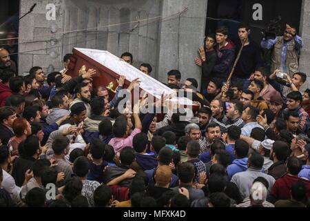 (180426) -- Gaza, 26 avril 2018 (Xinhua) -- en deuil portent un cercueil contenant le corps de chercheur palestinien Fadi al-Batsh lors de ses funérailles dans le nord de la bande de Gaza, le 26 avril 2018. Les hauts dirigeants Hamas Islamique, parents et membres de la famille inhumés le jeudi scientifique du Hamas Fadi al-Batsh, qui a été tué à Kuala Lumpur en Malaisie le 21 avril, dans un cimetière dans le nord de la bande de Gaza. (Wissam Nassar) Banque D'Images