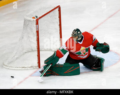 Budapest, Hongrie. 26 avril, 2018. Adam Vay de Hongrie montres une photo rendez-vous au cours de la large 2018 Championnat du monde de hockey 2009 Division I GROUPE A match entre la Pologne et la Hongrie à Laszlo Papp Budapest Sports Arena le 26 avril 2018 à Budapest, Hongrie. Credit : Laszlo Szirtesi/Alamy Live News Banque D'Images