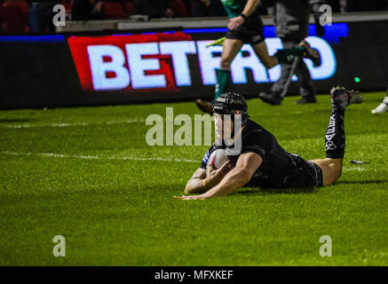 Manchester, UK. 26 AVRIL 2018 , Stade AJ Bell, Manchester, Angleterre ; Betfred Super League rugby, Round 13, Salford Red Devils v St Helens ; Theo Fages de St Helens va au-dessus d'un crédit d'essayer : Nouvelles Images /Alamy Live News Banque D'Images