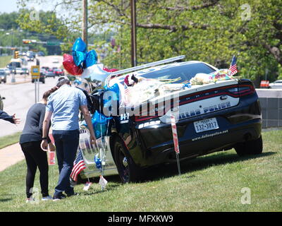 Dallas,USA,26 avril 2018. Dallas patrolman, Regelio Santander, tourné à un Home Depot le 24 avril, est mort à la suite d'une chirurgie à l'Hôpital presbytérien de la Santé du Texas, Dallas. Partenaire de l'agent de Santander a également été tourné ainsi que la perte du magasin funéraire Agent Agent de prévention pour Santander sera mardi, 01 mai à Rockwall, Texas.dallaspaparazzo/Alamy Live News Banque D'Images