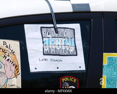 Dallas,USA,26 avril 2018. Dallas patrolman, Regelio Santander, tourné à un Home Depot le 24 avril, est mort à la suite d'une chirurgie à l'Hôpital presbytérien de la Santé du Texas, Dallas. Partenaire de l'agent de Santander a également été tourné ainsi que la perte du magasin funéraire Agent Agent de prévention pour Santander sera mardi, 01 mai à Rockwall, Texas.dallaspaparazzo/Alamy Live News Banque D'Images