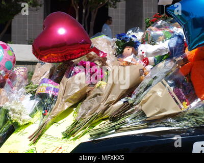 Dallas,USA,26 avril 2018. Dallas patrolman, Regelio Santander, tourné à un Home Depot le 24 avril, est mort à la suite d'une chirurgie à l'Hôpital presbytérien de la Santé du Texas, Dallas. Partenaire de l'agent de Santander a également été tourné ainsi que la perte du magasin funéraire Agent Agent de prévention pour Santander sera mardi, 01 mai à Rockwall, Texas.dallaspaparazzo/Alamy Live News Banque D'Images