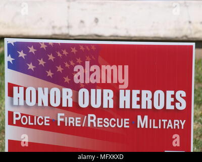 Dallas,USA,26 avril 2018. Dallas patrolman, Regelio Santander, tourné à un Home Depot le 24 avril, est mort à la suite d'une chirurgie à l'Hôpital presbytérien de la Santé du Texas, Dallas. Partenaire de l'agent de Santander a également été tourné ainsi que la perte du magasin funéraire Agent Agent de prévention pour Santander sera mardi, 01 mai à Rockwall, Texas.dallaspaparazzo/Alamy Live News Banque D'Images