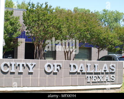 Dallas,USA,26 avril 2018. Dallas patrolman, Regelio Santander, tourné à un Home Depot le 24 avril, est mort à la suite d'une chirurgie à l'Hôpital presbytérien de la Santé du Texas, Dallas. Partenaire de l'agent de Santander a également été tourné ainsi que la perte du magasin funéraire Agent Agent de prévention pour Santander sera mardi, 01 mai à Rockwall, Texas.dallaspaparazzo/Alamy Live News Banque D'Images