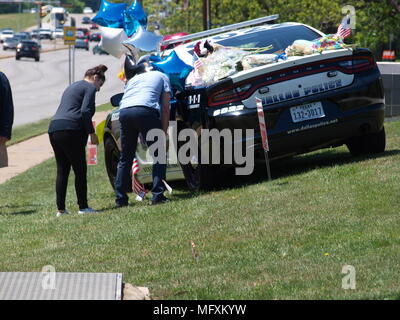 Dallas,USA,26 avril 2018. Dallas patrolman, Regelio Santander, tourné à un Home Depot le 24 avril, est mort à la suite d'une chirurgie à l'Hôpital presbytérien de la Santé du Texas, Dallas. Partenaire de l'agent de Santander a également été tourné ainsi que la perte du magasin funéraire Agent Agent de prévention pour Santander sera mardi, 01 mai à Rockwall, Texas.dallaspaparazzo/Alamy Live News Banque D'Images