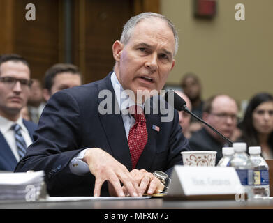 Washington, District de Columbia, Etats-Unis. Apr 26, 2018. SCOTT PRUITT, Administrateur, United States Environmental Protection Agency (EPA) témoigne devant le comité de la Chambre sur l'énergie et le commerce sur l'exercice 2019 Budget de l'Agence de protection de l'environnement sur la colline du Capitole. Pruitt a été interrogé en détail de sa dépense et l'éthique est caduque lors de l'exécution de l'EPA. Credit : Ron Sachs/CNP/ZUMA/Alamy Fil Live News Banque D'Images