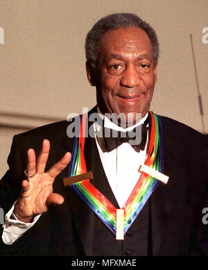 Washington, District de Columbia, Etats-Unis. 6e mai 1998. Acteur, comédien Bill Cosby mugs pour les photographes comme il arrive à la Maison Blanche à Washington, DC pour une danse souper en l'honneur de lui-même et les autres lauréats 1998 Kennedy Center le 6 décembre 1998.Credit : Ron Sachs/CNP Crédit : Ron Sachs/CNP/ZUMA/Alamy Fil Live News Banque D'Images