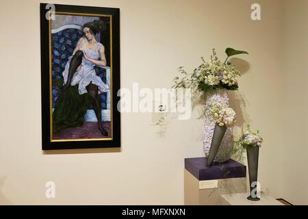 Minneapolis, Minnesota, USA. 26 avril, 2018. Un arrangement de fleurs à côté de l'œuvre d'art qui l'a inspirée, le jour de l'ouverture de l'art annuel en fleur spectacle au Minneapolis Institute of Art. Copyright : Gina Kelly/Alamy Live News Banque D'Images