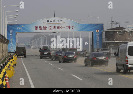 Paju, LA CORÉE DU SUD. Apr 27, 2018. Le 27 avril 2018, Paju-Korea-South Sud cortège président coréen en passant par le pont de l'Unification, à Paju, La Corée du Sud. Le président sud-coréen Moon avait rencontrer le dirigeant nord-coréen Kim Jong Un aujourd'hui. Credit : Ryu Seung-Il/ZUMA/Alamy Fil Live News Banque D'Images