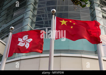 Hong Kong, Hong Kong SAR, Chine. Mar 23, 2017. Le Hong Kong (L) et pavillon chinois voler côte à côte dans la place de l'exposition par le front au Hong Kong Convention and Exhibition Centre Wan Chai Crédit : Jayne Russell/ZUMA/Alamy Fil Live News Banque D'Images