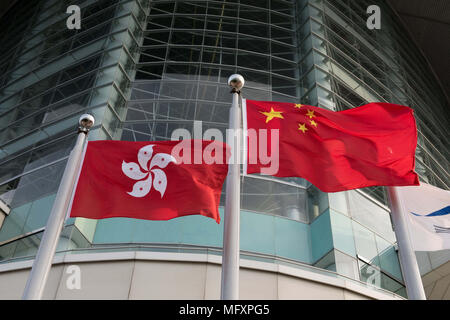 Hong Kong, Hong Kong SAR, Chine. Mar 23, 2017. Le Hong Kong (L) et pavillon chinois voler côte à côte dans la place de l'exposition par le front au Hong Kong Convention and Exhibition Centre Wan Chai Crédit : Jayne Russell/ZUMA/Alamy Fil Live News Banque D'Images