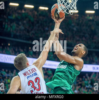 Beijing, la Lituanie. Apr 26, 2018. Brandon Davies (R) de Zalgiris Kaunas pousses durant la quatrième pièce de théâtre de l'Euroligue de basket-ball entre Zalgiris Kaunas de Lituanie et de l'Olympiakos Le Pirée de Grèce à Kaunas, Lituanie, 26 avril 2018. Zalgiris Kaunas a gagné 101-91. Alfredas Crédit : Pliadis/Xinhua/Alamy Live News Banque D'Images