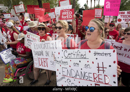 Phoenix, Arizona, USA. Apr 26, 2018. Dans la plus grande grève des enseignants, les enseignants de l'histoire de l'Arizona est sorti le jeudi 26 avril, et démontré à l'capitol à Phoenix, à exiger des améliorations au financement public des écoles. Au moins 50 000 enseignants et partisans de partout dans l'état convergé pour appliquer une pression sur le gouverneur et la législature. L'état se classe 49e dans les dépenses par élève dans la nation. Les enseignants ont décidé de faire grève après que le Gouverneur a proposé un accord que l'augmentation de 20  % des enseignants salaraies sur deux ans, mais n'a pas d'offrir quelque chose pour le personnel de soutien ou de financement de l'ensemble de l'enseignement Banque D'Images