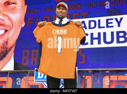 Arlington, Texas, USA. 26 avril 2018 : Bradley Chubb pose après être venus # 5 au total par les Denver Broncos lors du premier tour de la NFL De 2018 à AT&T Stadium à Arlington, TX Albert Pena/CSM Crédit : Cal Sport Media/Alamy Live News Banque D'Images
