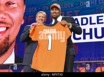 Arlington, Texas, USA. 26 avril 2018 : Bradley Chubb pose avec le commissaire de la Ligue nationale de football Roger Goodell après être venus # 5 au total par les Denver Broncos lors du premier tour de la NFL De 2018 à AT&T Stadium à Arlington, TX Albert Pena/CSM Crédit : Cal Sport Media/Alamy Live News Banque D'Images
