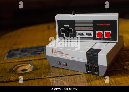 Une Nintendo Classic Mini "Nintendo Entertainment System" console de jeux vidéo avec un contrôleur. L'après Kyoto société de jeux vidéo Nintendo terminé il est revenu de l'année retour avec une valeur de 9 milliards de dollars après une glorieuse année 2017 avec notamment le lancement de la console de Nintendo l'hybride, l'interrupteur mini retro vintage de jeux vidéo comme la Nintendo Entertainment System et Super Nintendo ainsi que son téléphone mobile jeux vidéo. Banque D'Images