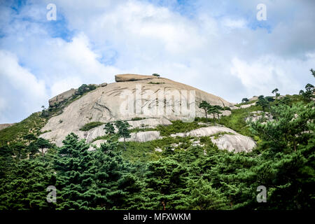 La Chine. Apr 27, 2018. Les monts Kumgang, également connu sous le nom de Monts Kumgang, sont une montagne/chaîne de montagnes, avec un 1 638 mètres de haut (5 374 ft), pic Birobong-do, Kangwon en Corée du Nord. Il est d'environ 50 kilomètres (31 mi) de la ville de Sokcho Corée du Sud à Gangwon-do. Il est l'un des plus célèbres montagnes de la Corée du Nord. Il est situé sur la côte est du pays, dans les Monts Kumgang, région touristique de l'ancienne KangwÃ… Ân Province. Les monts Kumgang fait partie de la gamme de montagne Taebaek qui longe l'est de la péninsule coréenne. Crédit : SIPA Asie/ZUMA/Alamy Fil Live News Banque D'Images