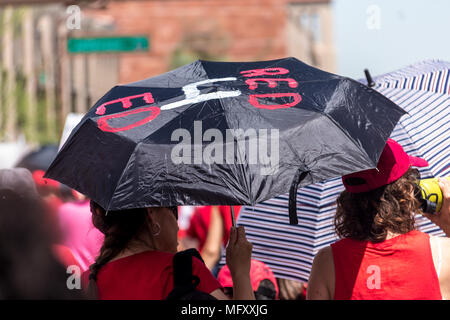 Phoenix, USA, 26 avril 2018, le n° RedForEd REDforED - Mars parapluie. Credit : Michelle Jones - Arizona/Alamy Live News. Banque D'Images