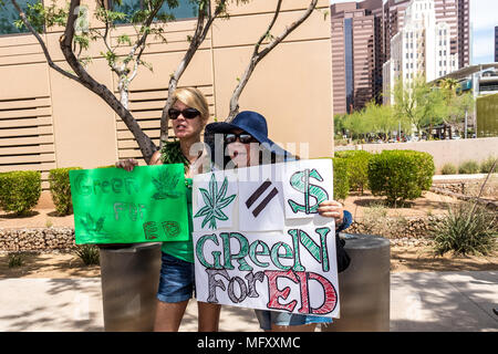 Phoenix, USA, 26 avril 2018, le n° RedForEd GREENforED - Mars. Credit : Michelle Jones - Arizona/Alamy Live News. Banque D'Images