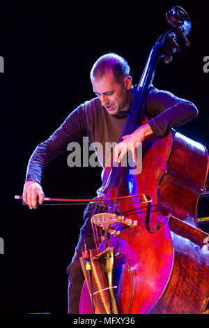 Torino, Italie. 26 avril 2018. Le contrebassiste italien Federico Marchesano en concert à Torino Jazz Festival Crédit : Marco Destefanis/Alamy Live News Banque D'Images