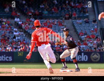 Les Indians de Cleveland shortstop Francisco forces Lindor out Los Angeles Angels frappeur Shohei Ohtani à la deuxième base à la dixième manche au cours de la jeu de la Ligue Majeure de Baseball au Angel Stadium à Anaheim, en Californie, États-Unis, le 4 avril 2018. (Photo de bla) Banque D'Images