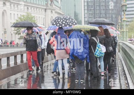 London UK. 27 avril 2018. Les piétons à l'abri des orages de Westminster Bridge Crédit : amer ghazzal/Alamy Live News Banque D'Images