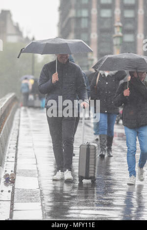 London UK. 27 avril 2018. Les piétons à l'abri des orages de Westminster Bridge Crédit : amer ghazzal/Alamy Live News Banque D'Images